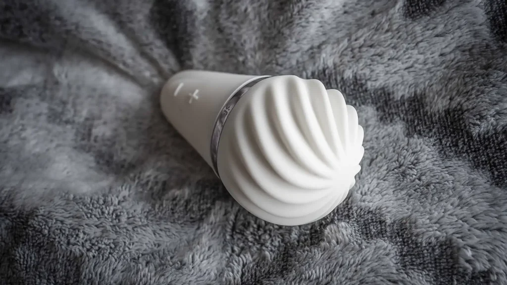 Satisfyer Lay-On Little Wand csiklóizgató masszírozó fehér színben a fejrész felől fotózva