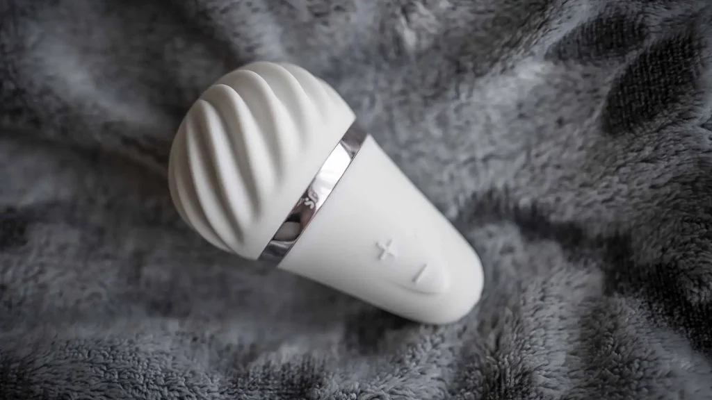Satisfyer Lay-On Little Wand csiklóizgató masszírozó fehér színben a gombok felől fotózva