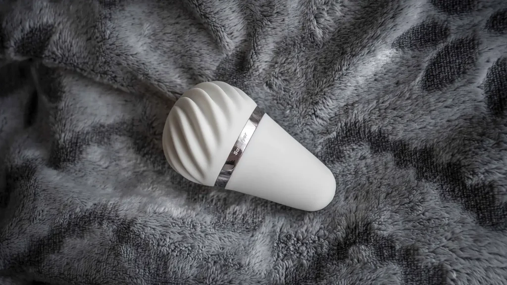 Satisfyer Lay-On Little Wand csiklóizgató masszírozó fehér színben, a Satisfyer logó felől fotózva